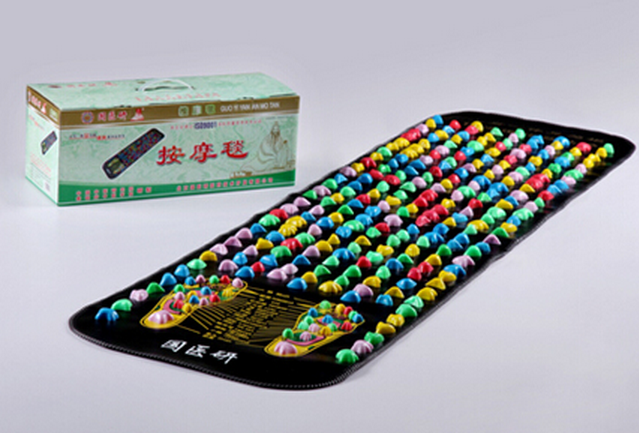 Массажный  коврик (дорожка) с  разноцветными пластиковыми формами,  имитирующими морские камни